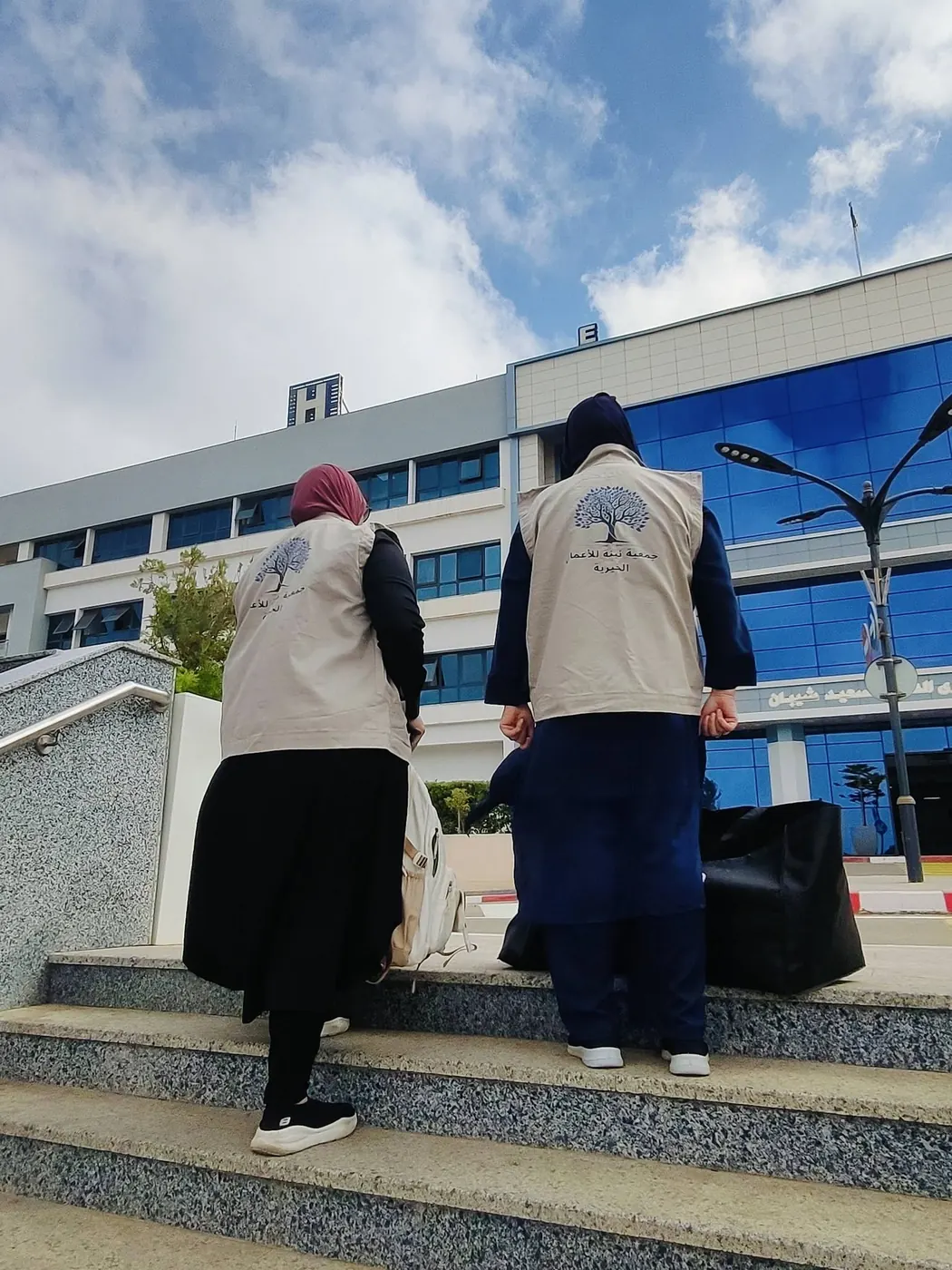 متطوعات الجمعية أمام مستشفى الحروق الكبرى