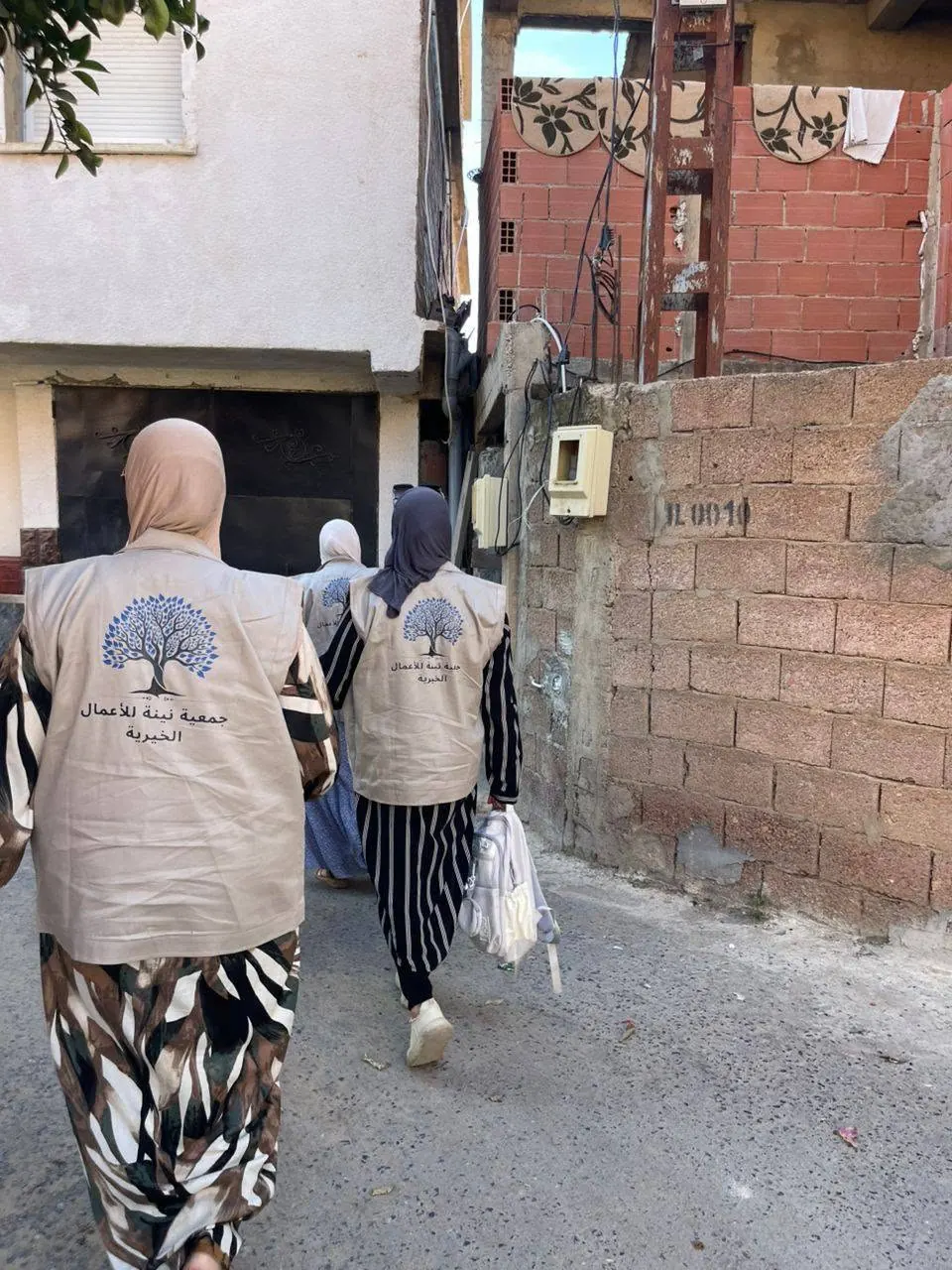 متطوعتان من جمعية نينة بسترات الجمعية في زيارة ميدانية